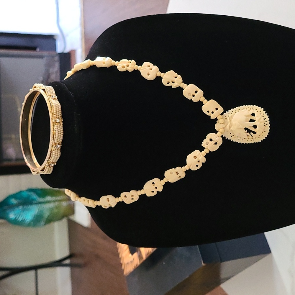 Vintag Carved Elephant Necklace